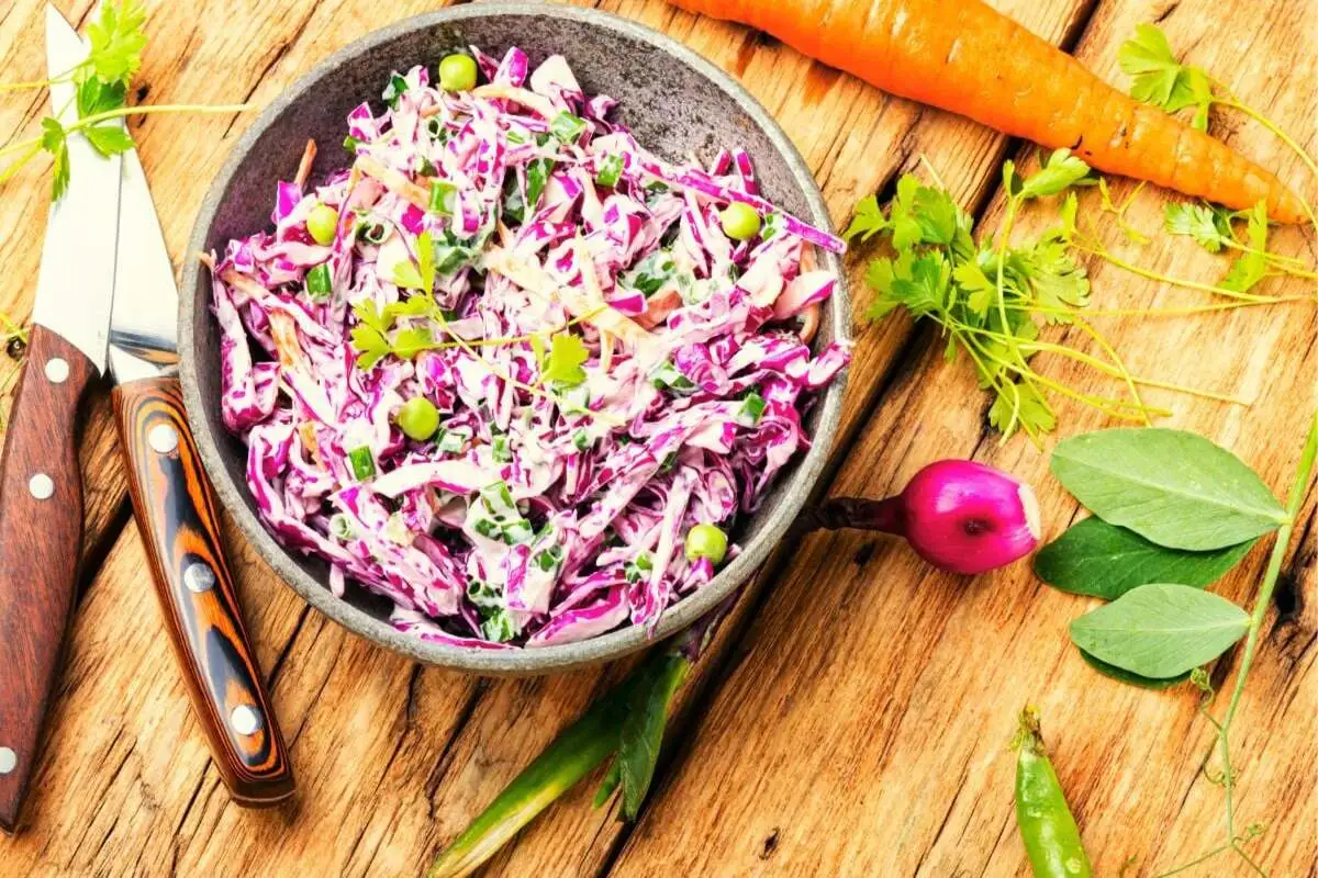 salada grão-de-bico e salada de repolho verde e roxo