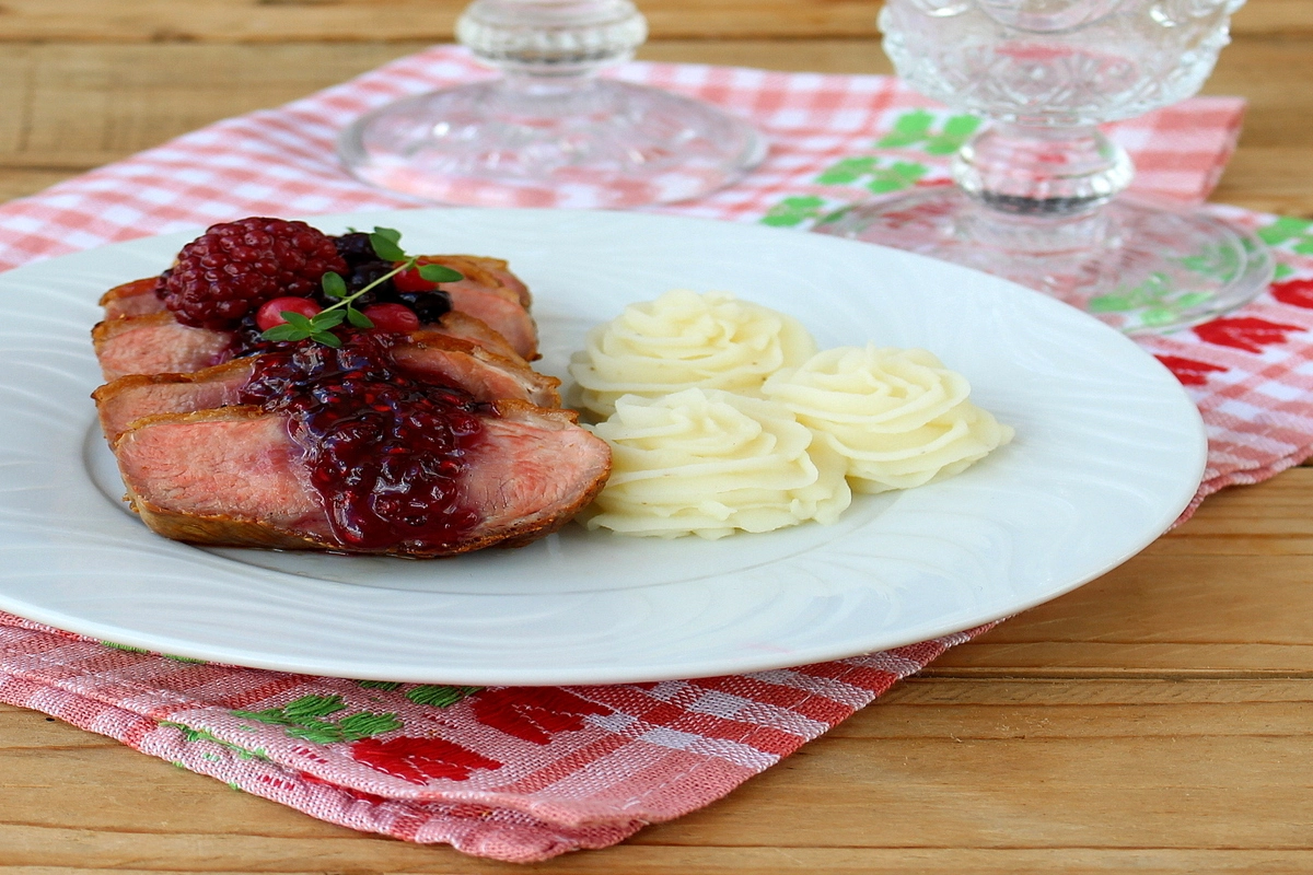 Receita de Magret de pato com purê de batata doce e molho de framboesa
