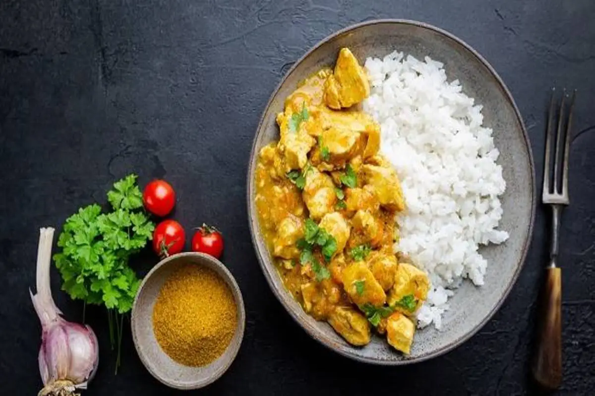 Receita de frango ao curry com legumes e arroz