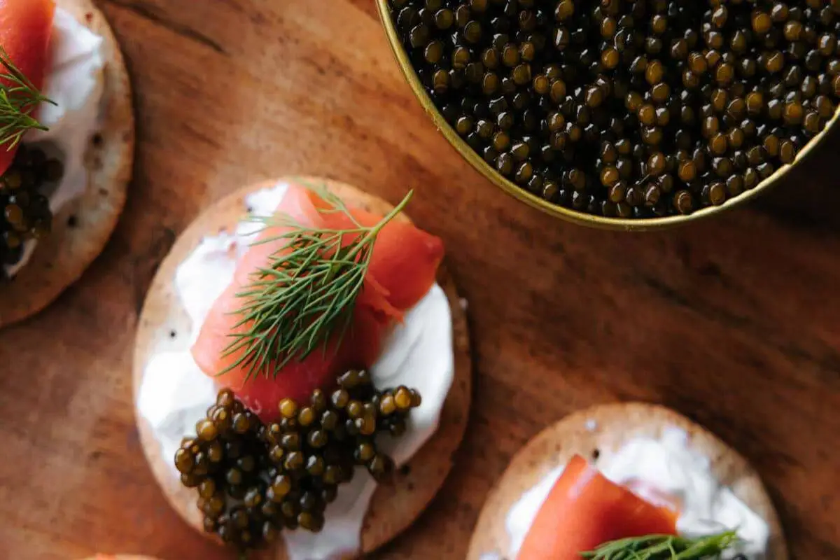 Receita de Salmão com molho de champanhe e caviar