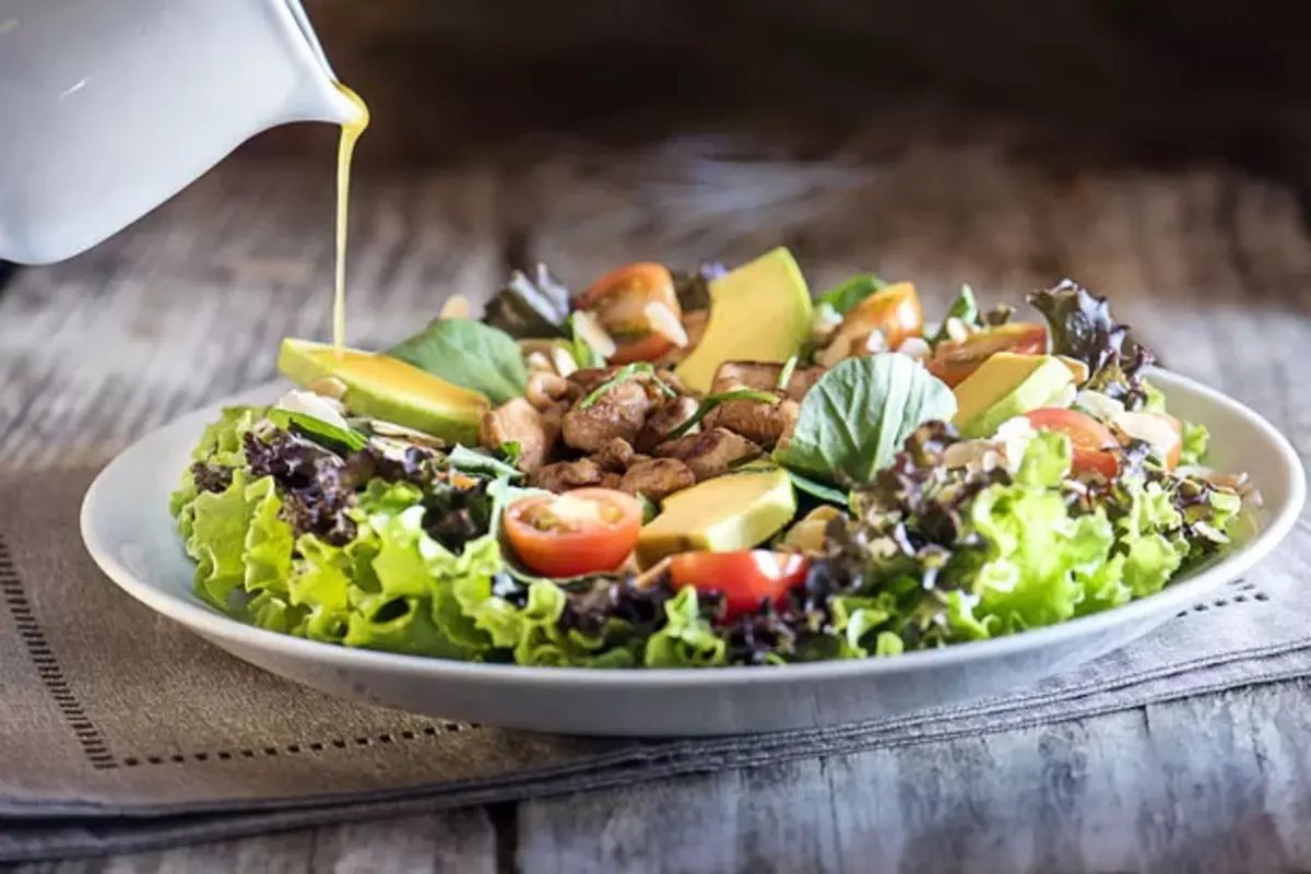 Receita de Salada de quinoa com frango grelhado e abacate