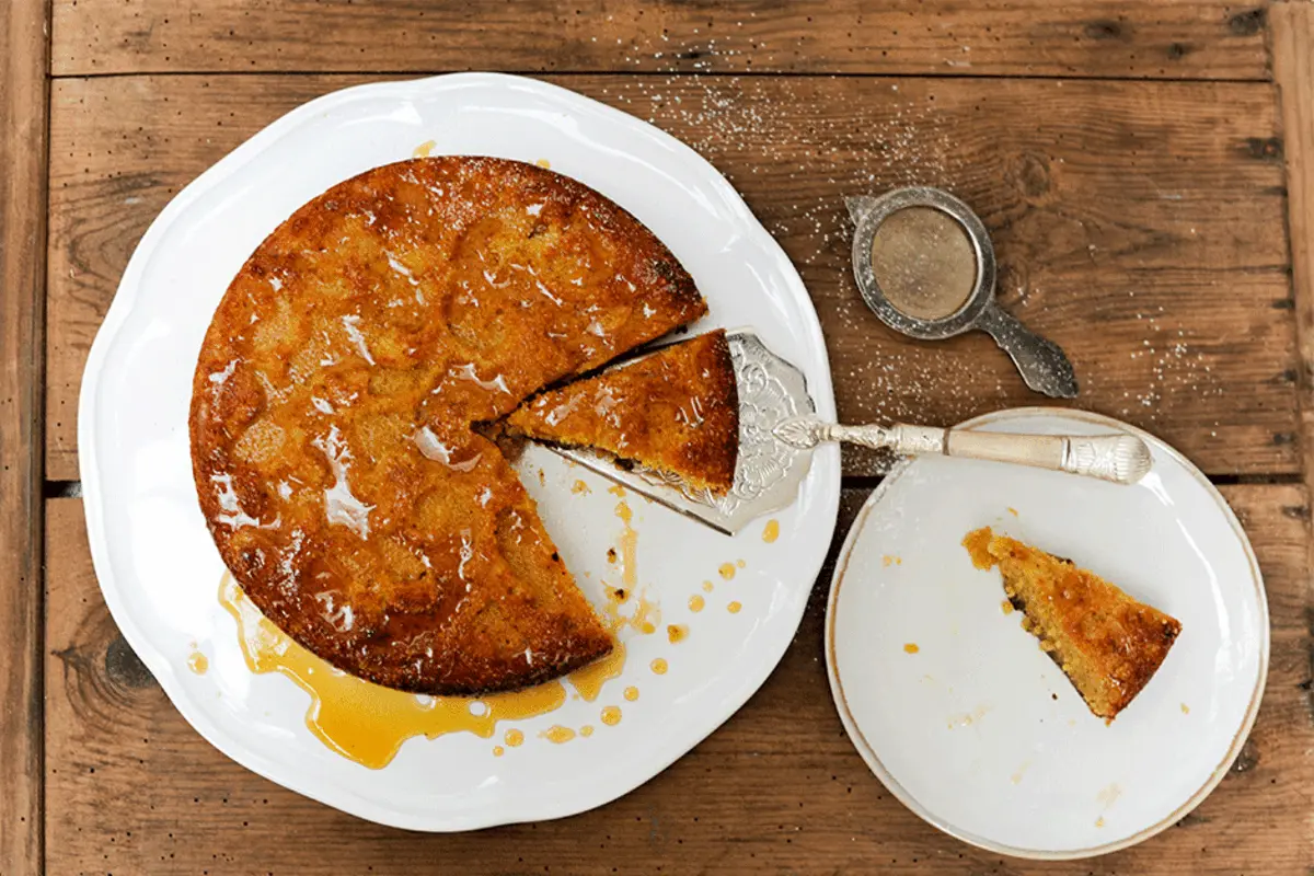 Receita de Bolo de amêndoa com calda de laranja