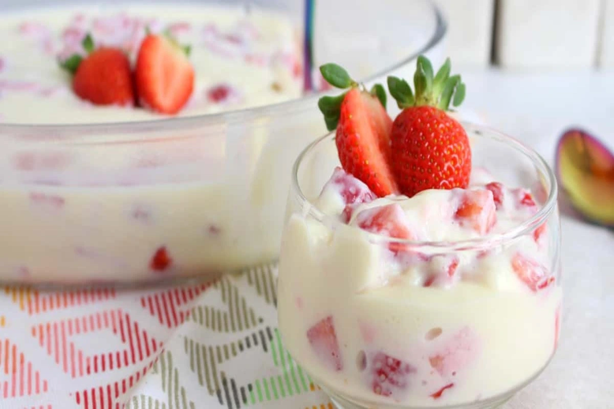 Receita de creme de leite com morango e açúcar
