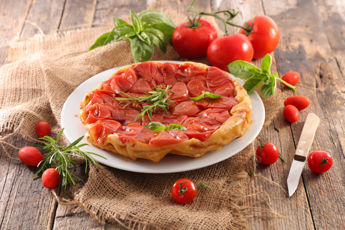 Receita de Tarte Tatin de tomate cereja e queijo de cabra