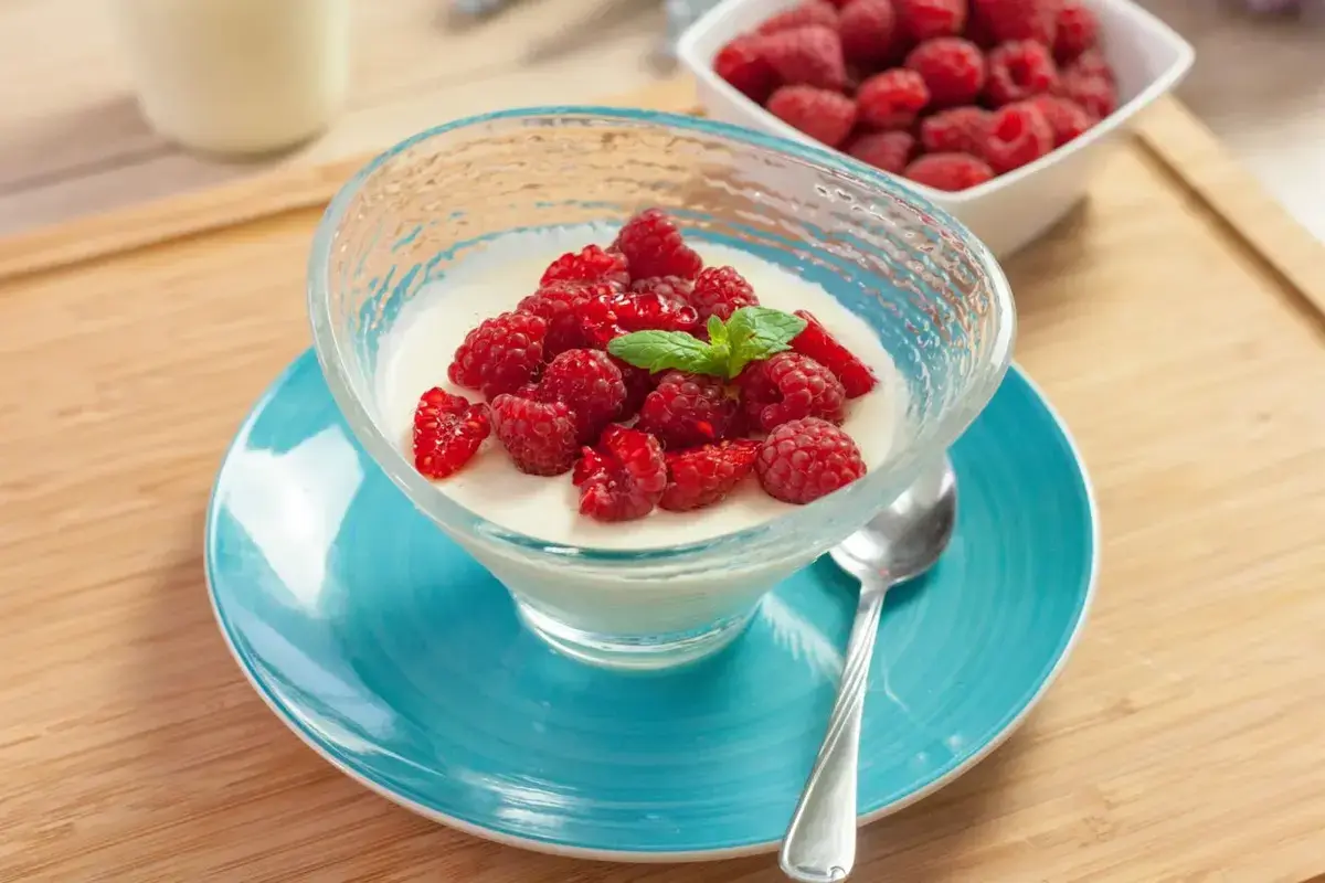 Receita de Pavê de framboesa com mousse de chocolate branco
